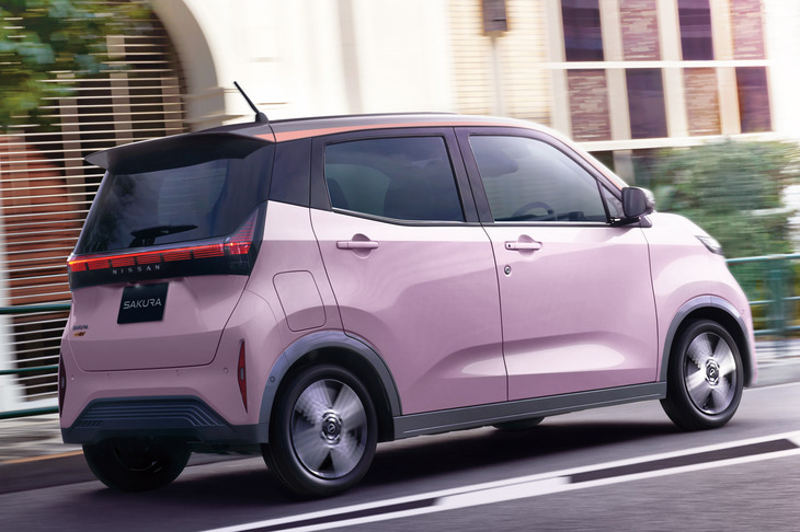 清水「サーモンピンクの『サクラ』なんて、お化粧品みたいにステキだよ！」　
	ほった「この色、厳密には『シルキーライラック』って名前らしいですよ。サクラ（桜）なのにライラックとは、これいかに？」