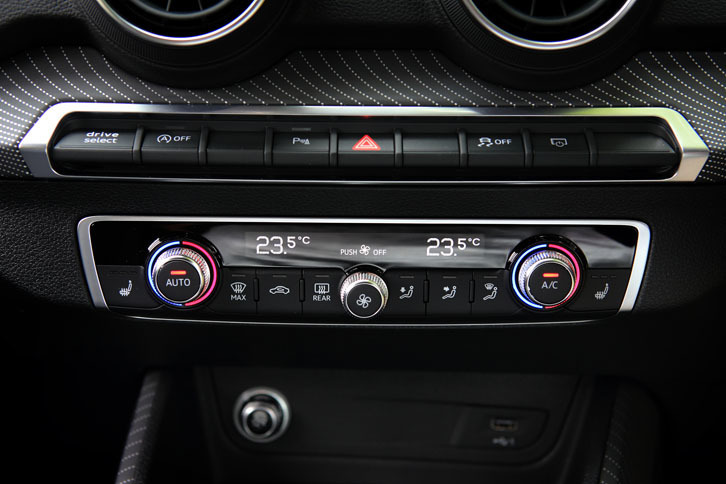 センターコンソールのスイッチ類。左上に走行モードの選択ボタンがレイアウトされる。エアコンは左右独立式。