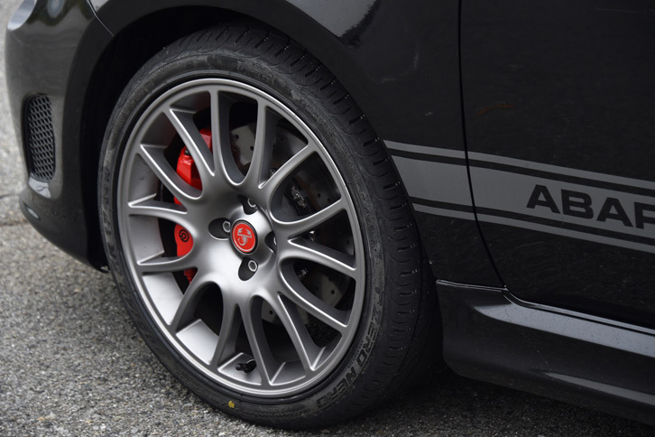 今回のマイナーチェンジにより、足元にはブレンボ製の4ポッドフロントブレーキキャリパーや17インチアロイホイールが採用された。