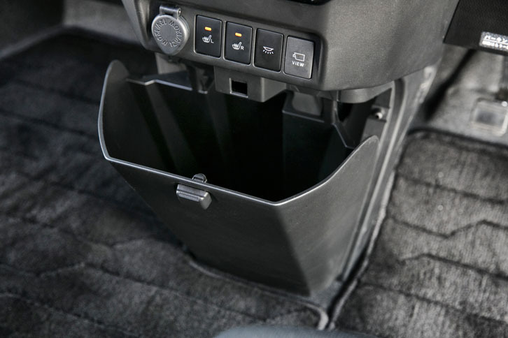センターコンソールの下方には、容量5リッターのダストボックスが備わる。脱着式であるため、容易に丸洗いできる。