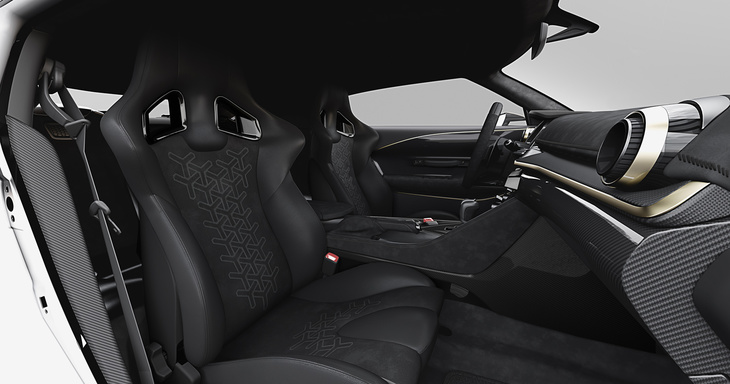 インテリアでは、センターコンソールやダッシュボード、ドアの内張りに2種類のカーボンファイバーを採用。シートには黒のアルカンターラと、同じく黒のイタリア製レザーを用いている。