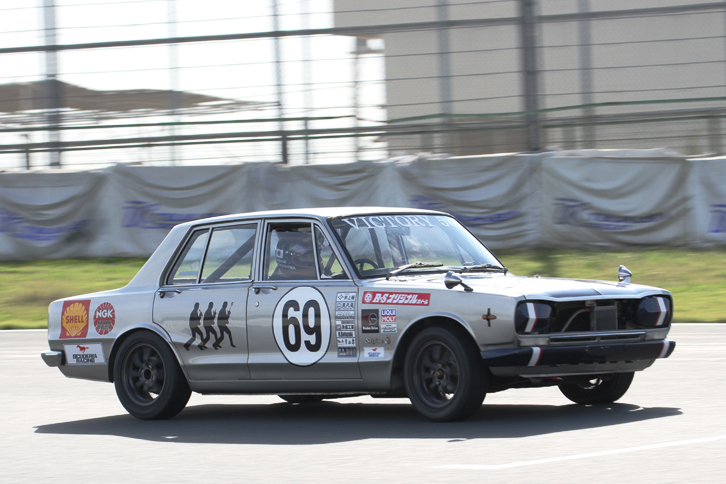 メインストレートを行く桑島さん。ハコは苦手とはいうものの、現役時代はF1まで乗ったドライバーである。決してクルマに無理をさせたり、力で抑え込んだりしない、スムーズな走りだった。