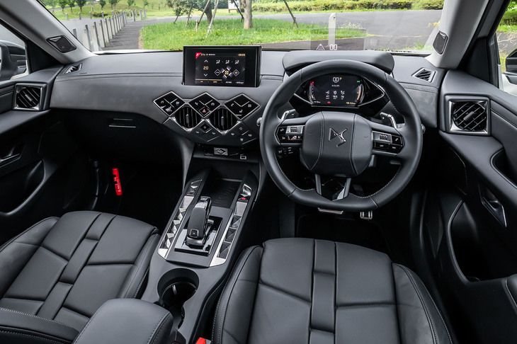 エクステリアと同じく、個性的なデザインのインテリア。トップグレードの「オペラBlueHDi」では、ダッシュボードやシート、ドアトリムなどが上質なナッパレザーで仕立てられている。