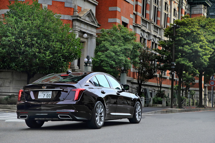 後輪駆動の「CT5プラチナム」は、過度な演出感のない、ナチュラルなダイナミクス性能が印象に残るセダンだった。