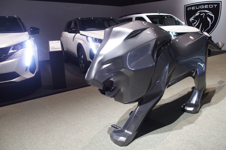 「プジョー408」の発表会場の様子。