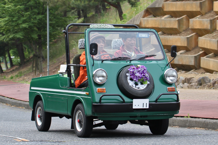 公園内の通路を会場に向かう、女性オーナーが駆る「バモスホンダ」。スペアタイヤに飾られた花は、季節に合わせてアレンジされている。