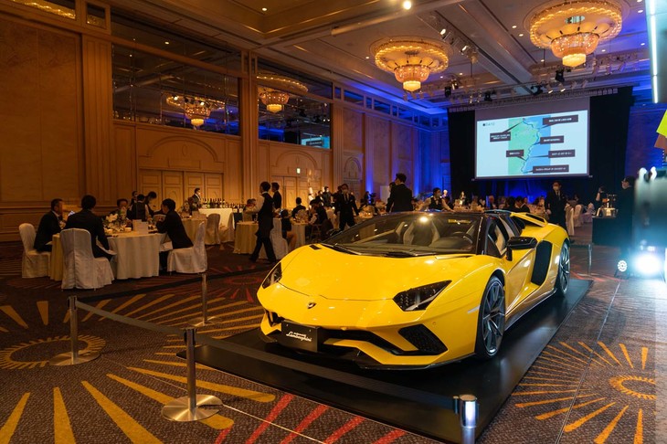 シェラトン・グランデ・オーシャンリゾートでのガラディナーより。会場には「アヴェンタドール」「ウラカンSTO」「ウルス」が展示されていた。