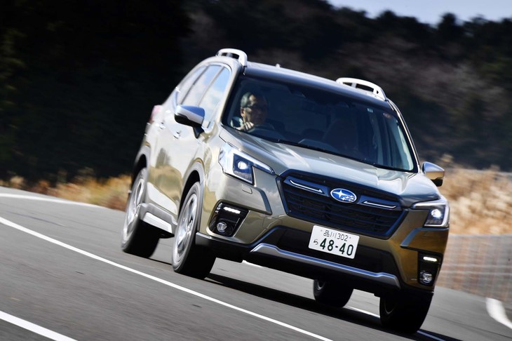 サスペンション形式は前：マクファーソンストラット式、後ろ：ダブルウイッシュボーン式。最低地上高は220mm確保されている。