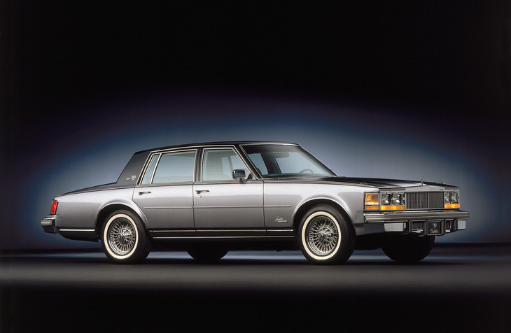 「キャデラック・セビル」。ダウンサイズは市場を侵食しつつあった欧州製高級車への対抗策でもあり、ボディーサイズは当時の「メルセデス・ベンツSクラス」（W116）のLWB仕様に近かった。5.7リッターV8エンジンは、米車としては初めて電子制御インジェクションを備えていた。