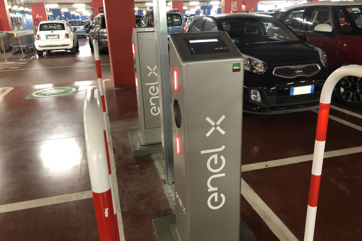 エネルXの最新型充電器の脇には、従来型充電器も併設されていた。このガードパイプがドアの開閉を阻む。