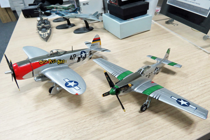 “こむらがえり”のついでに、どうでもいい近況報告その2。最近、同じビルで働くホビー系媒体の編集さんより、飛行機のプラモデルをいただく。取材撮影済みの製品を譲ってもらったのだ。うーん。カッコイイ。出社してこの2機に出迎えられると、一日テンション上がるね。