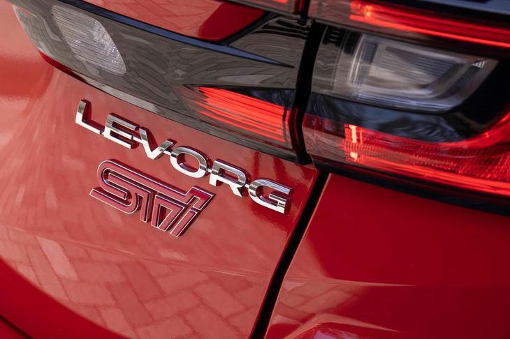 「レヴォーグ」の2.4リッターモデルは1.8リッターモデルと異なり、グレード名称に「R」が添えられる。今回は、なかでも運転支援システムの充実した「STI Sport R EX」に試乗した。