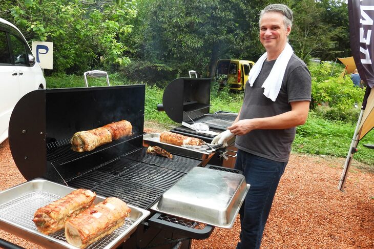 なにやらいい匂いがしてきたと思ったら、フランス大使公邸のセバスチャン・マルタン料理長が巨大なグリルでお肉を焼いていた。夜のフレンチBBQが、今から待ち遠しい。