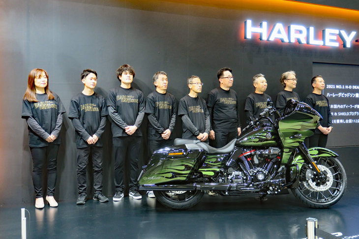 プレスカンファレンスでは、2021年の販売実績や顧客満足度調査において、全国で最高の成績を収めたというディーラー「ハーレーダビッドソン豊橋」のスタッフも紹介された。