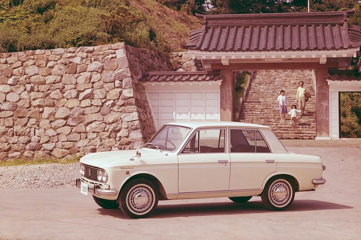 大ヒットを記録した「ブルーバード」は1963年に2代目に進化。ボディーはフルモノコックとなり、エンジンの出力向上も図られた。