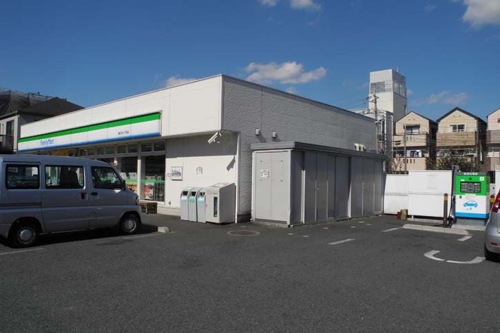 東京・練馬区豊玉のファミリーマート駐車場にある急速充電施設。リーフタクシー時代、一度だけお世話になった。
	 