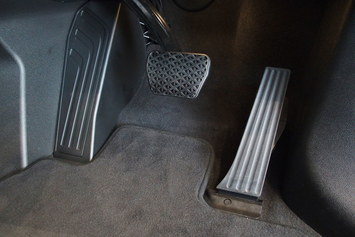 BMW iX（ペダル）