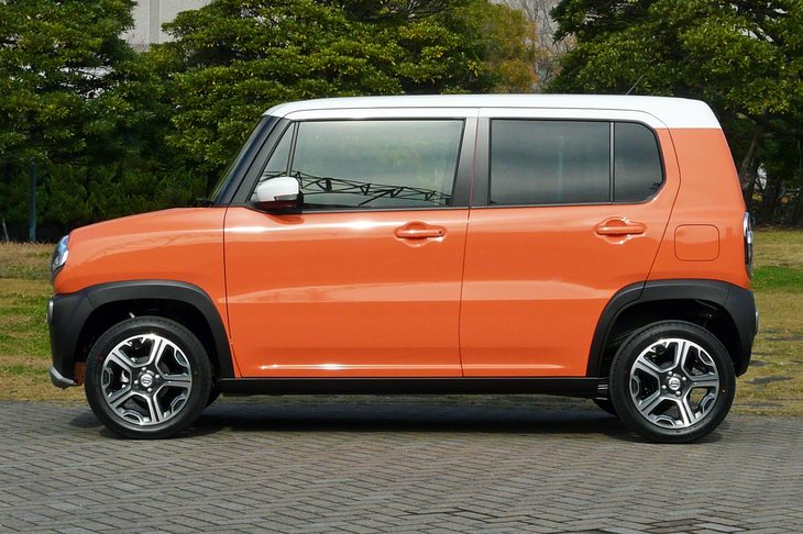 ドアパネルを横断するプレスラインに注目。通常は上か下に寄せて施すものだが、「ハスラー」ではほぼ中央を、ドアパネルを2分するようにして走っている。また、ラインの上下でパネルの凹凸を逆にするなど、一見シンプルに見えて、実は非常に凝った処理となっているのだ。