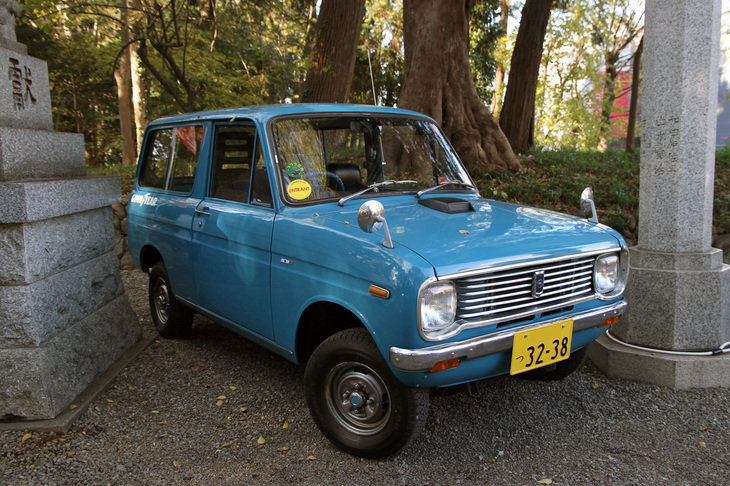参道入り口付近にこま犬のようにちょこんとたたずんでいた1976年「マツダ・ポーターバン」。ちなみに軽自動車（自家用）のナンバープレートが小型の白から黄色に変わったのは1975年だが、翌76年には軽規格が360ccから550ccに拡大されるので、このポーターのように360ccで黄色ナンバーは数少ない。