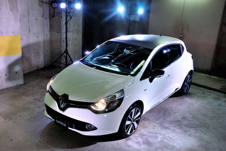 マイナーチェンジと同じタイミングで「ルーテシア アイコニック」という特別仕様車が発売された。ヒーター付きの専用レザーシートを採用するなど、上質な仕立てが売り。30台の限定車で、車両価格は244万円。