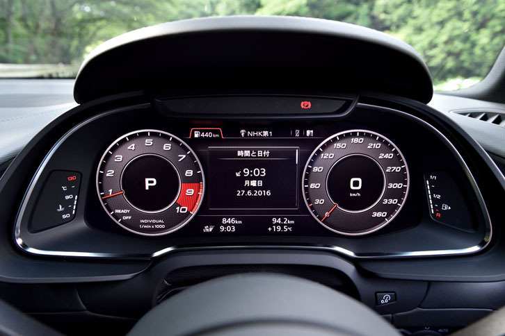 12.3インチのLCDメーター「アウディバーチャルコックピット」が標準で装備される。写真は標準的な2眼式メーターを表示させたところ。