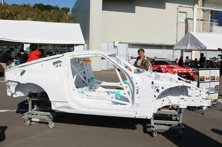 こちらのホワイトボディーは、なんと「ニッサンZ GT4」のもの。市販車ベースの競技車両で競われるレースカテゴリー「GT4」向けのレースカーとして市販されているものだが、そのホワイトボディーを拝める貴重な機会となった。日産モータースポーツ＆カスタマイズとしては、「職人技が光る溶接など、ボディー細部にも注目してほしい」とのこと。