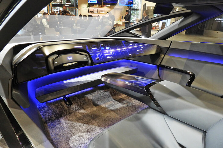 「Honda 0」シリーズのコックピットは、自動運転を想定してステアリングやインストゥルメントパネルが格納式となっている。