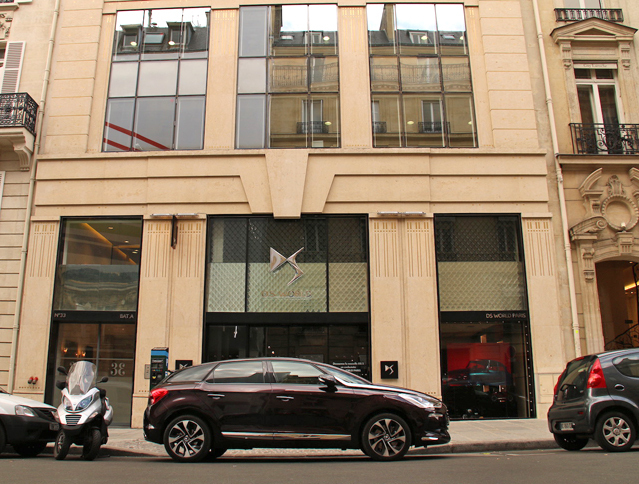 パリのフランソワI世通りにある「DSワールド・パリ」。収益率の高いDSブランドには、PSA復活の切り札として期待がかかる。
