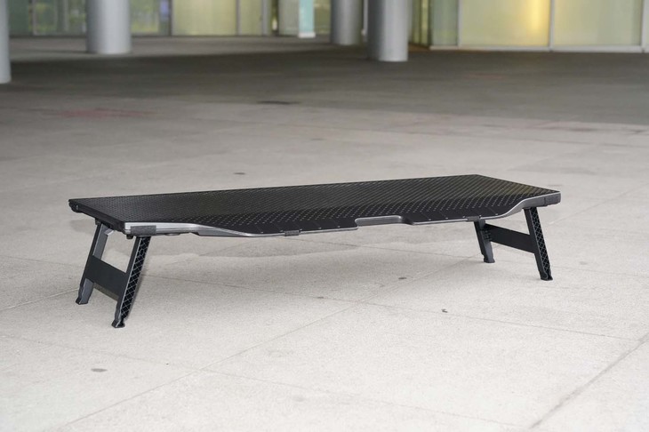 デッキボードは取り外してテーブルとしても使える。高さ的にイスにするほうが便利では？　と思われるかもしれないが、大人が座ったらすぐにつぶれてしまいそうな強度しかない。