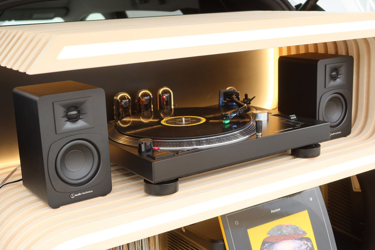 日産エクストレイル リマスタードコンセプト（ラゲッジスペースに配置されたオーディオテクニカのアナログレコード機器）