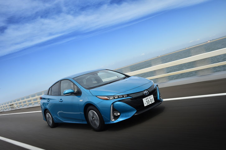 高速道路を行く「プリウスPHV」。モーター駆動だけで走るEVモードは、最高135km/hまでの速度域で使用可能。