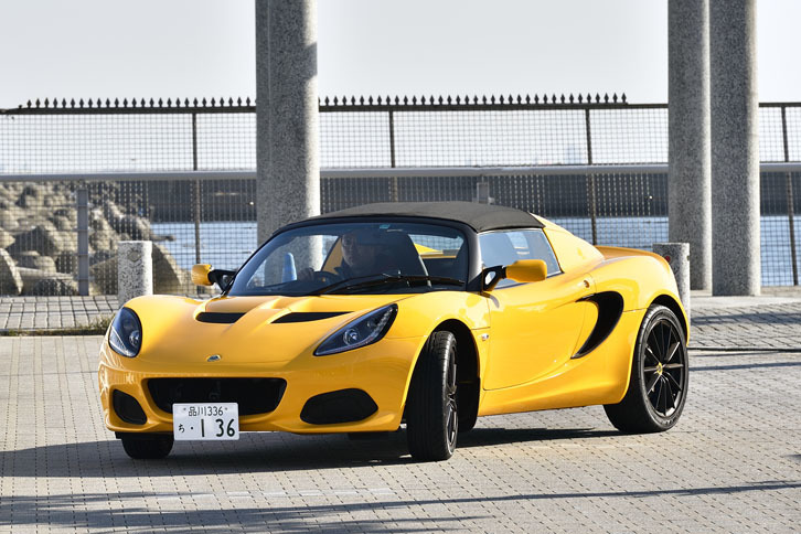 低価格を実現するため、ボディーカラーは、テスト車の「ソリッドイエロー」のほかは「ソリッドレッド」のみの設定。