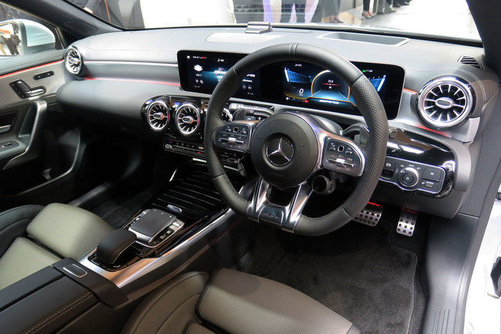 メルセデスAMG A35 4MATIC（インストゥルメントパネルまわり）