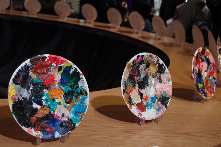 アートカーのデザインのもととなった“紙皿の絵画パレット”も、レセプションの会場に並べられた。「神からの波動を受け取って表現するのが芸術家。ならば、その受け皿（＝パレット）もひとつの作品である」というのが横尾氏の考えで、今回は、このパレットをモチーフにアートカーが制作された。