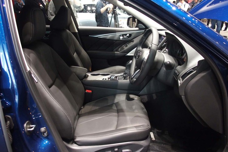 「ターボ」モデルのフロントシート。左右席とも電動調整機能が標準装備される。