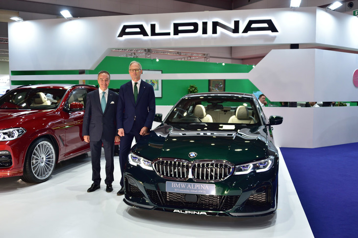 2019年、東京モーターショー出展のために来日したアルピナ・ブルカルト・ボーフェンジーペン社のアンドレアス・ボーフェンジーペンCEO（写真中央）。写真左は、ニコル・オートモビルズのC.H.ニコ・ローレケ会長。