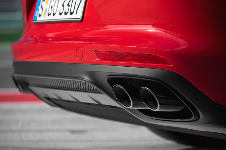 黒でカラーリングされた左右2本出しのマフラー。「GTS」にはフラップを内蔵したスポーツエキゾーストシステムが標準装備されており、刺激的なサウンドを楽しむことができる。