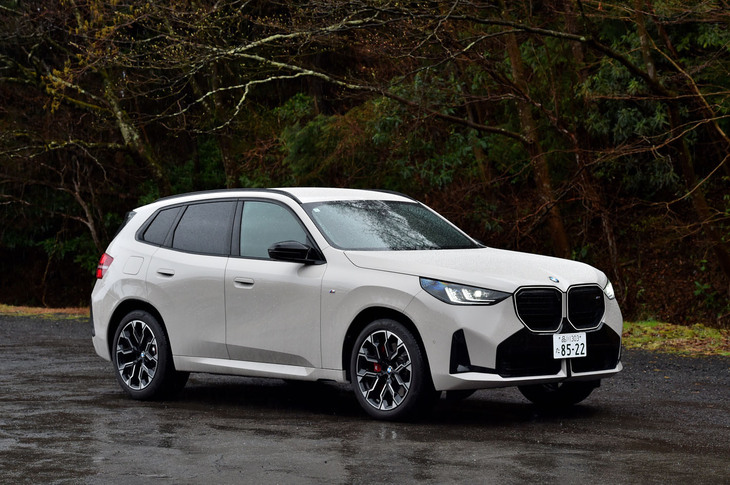 【BMW X3 M50 xDriveのスペック】
	ボディーサイズ：全長×全幅×全高＝4755×1920×1660mm／ホイールベース：2865mm／車重：2000kg／駆動方式：4WD／エンジン：3リッター直6 DOHC 24バルブ ターボ／モーター：交流同期電動機／トランスミッション：8段AT／エンジン最高出力：381PS（280kW）/5500rpm／エンジン最大トルク：540N・m（55.1kgf・m）/1900-4800rpm／モーター最高出力：11PS（8kW）/3000rpm／モーター最大トルク：25N・m（2.5kgf・m）/500rpm／タイヤ：（前）255/45R20 105Y XL／（後）285/40R20 108Y XL（ピレリPゼロ）／燃費：11.9km/リッター（WLTCモード）／価格：1008万円
	
	【取材時の燃費データ】
	テスト距離：298.5km（市街地1：高速道路7：山岳路2）／使用燃料：28.9リッター（ハイオクガソリン）／参考燃費：10.3km/リッター（満タン法）／9.2km/リッター（車載燃費計計測値）