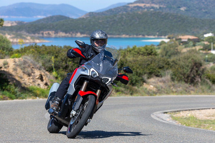 トランスミッションにはクイックシフターの第4世代「EAS（Electronically Assisted Shift）」を搭載。スロットルを開けたままシフトアップ／ダウンが可能で、コーナリング中にも気兼ねなく操作できる。