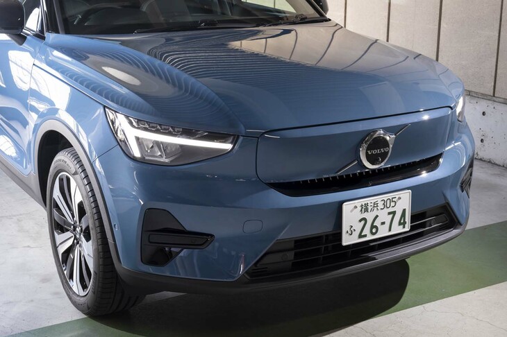 「XC40」と違ってフロントマスクはグリルレス。ボルボエンブレムの周囲にはボディー同色のパネルが貼られている。