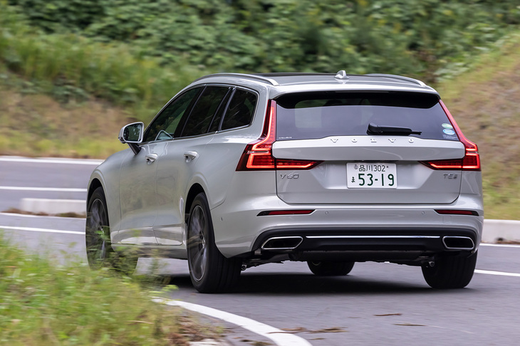 ガソリンエンジンは前輪駆動のみのラインナップ。引き締まった印象をもたらすサスペンションは、前ダブルウイッシュボーン式、後ろはインテグラル式とボルボが呼ぶマルチリンク式を採用。