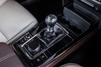 6段MTを搭載する「CX-30 X Lパッケージ」のシフトレバー周辺部。どの方向にもレバーの動きは正確で、気持ちのいい変速操作が行えた。