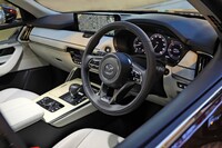 和の美感を取り入れたという「プレミアムモダン」のインテリア。ダッシュボードなどの表皮には、ホワイトの織物が用いられている。