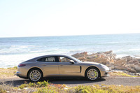 「パナメーラ4 E-ハイブリッド」には写真の標準モデルに加え、全長を5199mmにストレッチした「エグゼクティブ」も用意される。