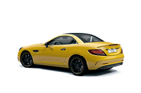 「SLC」のバリオルーフは、開閉それぞれのアクションが20秒以下で完了。操作を停車時に開始した場合は、動作を約40km/hまで継続できる。写真は「AMG SLC43ファイナルエディション」。