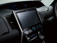 10V型の大画面と専用デザインが特徴の車種専用モデルも用意。現在のところアルファード、ヴェルファイア、ノア、ヴォクシー、エスクァイア、ステップワゴン、セレナに装着可能。写真はセレナで、型番はAVIC-CE902SEとなる。末尾の2文字が車種を表す。実勢価格は24万円前後（税別）。