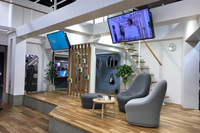 クルマと家のフロア高が同じで、家の中と車内がひとつの部屋のようにつながっている。