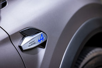 「エスプリ アルピーヌ」グレードのフロントフェンダー左右後方に、「ESPRIT ALPINE」の文字と青いアルピーヌのマークが入ったエンブレムが備わる。写真の外板色は「グリカシオペM」と呼ばれるもので、今後追加設定される予定。