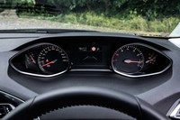 ダッシュボード上部に位置するメーターは機械式で、エンジン回転計は、反時計回りに上昇する。