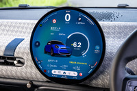 円形のタッチ式有機ELディスプレイには、速度計やバッテリー残量表示のほか、AR（拡張現実）機能付きのナビゲーションシステムやマルチメディア、電話、エアコンなどの操作機能が盛り込まれている。写真は走行データを表示させた様子。